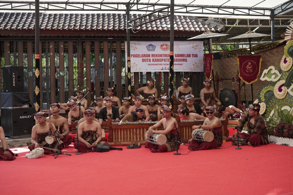 Komunitas Seni Tapahana, Banjar Temacun, Kelurahan Kuta, Kecamatan Kuta, sebagai Duta Kabupaten Badung, menampilkan Rekasadana (Pergelaran) Rekonstruksi Gamelan Tua di Kalangan Angsoka, Taman Budaya Provinsi Bali, Selasa (1/7).