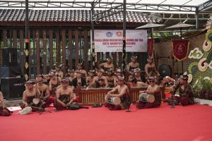 Komunitas Seni Tapahana, Banjar Temacun, Kelurahan Kuta, Kecamatan Kuta, sebagai Duta Kabupaten Badung, menampilkan Rekasadana (Pergelaran) Rekonstruksi Gamelan Tua di Kalangan Angsoka, Taman Budaya Provinsi Bali, Selasa (1/7).