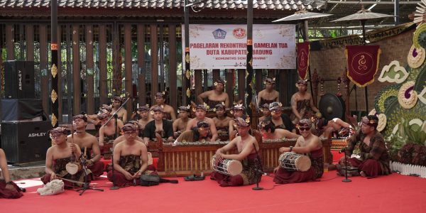 Komunitas Seni Tapahana, Banjar Temacun, Kelurahan Kuta, Kecamatan Kuta, sebagai Duta Kabupaten Badung, menampilkan Rekasadana (Pergelaran) Rekonstruksi Gamelan Tua di Kalangan Angsoka, Taman Budaya Provinsi Bali, Selasa (1/7).