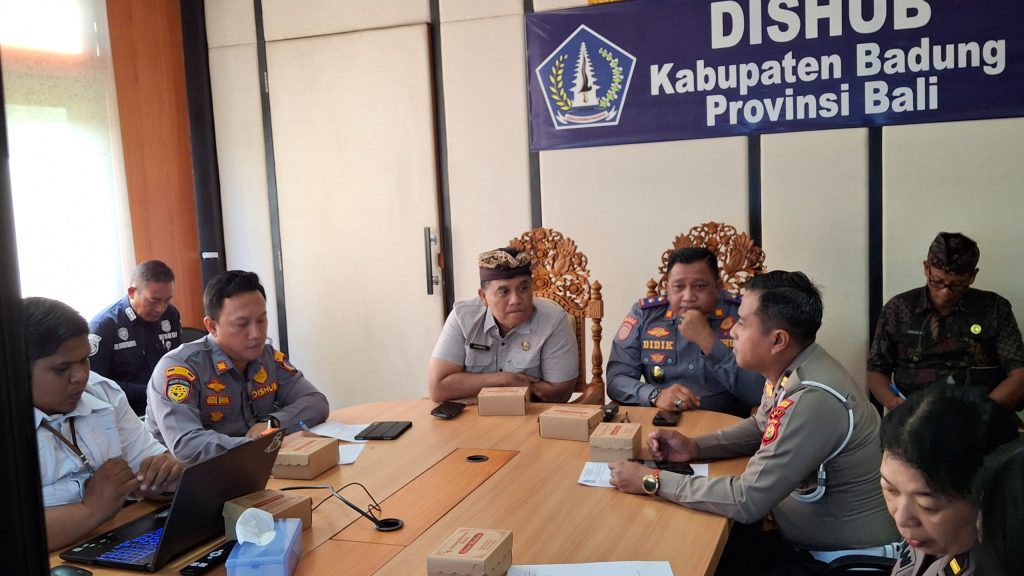 Rapat Evaluasi Forum Lalu Lintas dan Angkutan Jalan (LLAJ) di Ruang Rapat Kepala Dinas Perhubungan Badung, Puspem Badung, Kamis (2/7/2026).