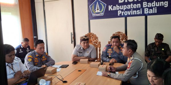 Rapat Evaluasi Forum Lalu Lintas dan Angkutan Jalan (LLAJ) di Ruang Rapat Kepala Dinas Perhubungan Badung, Puspem Badung, Kamis (2/7/2026).