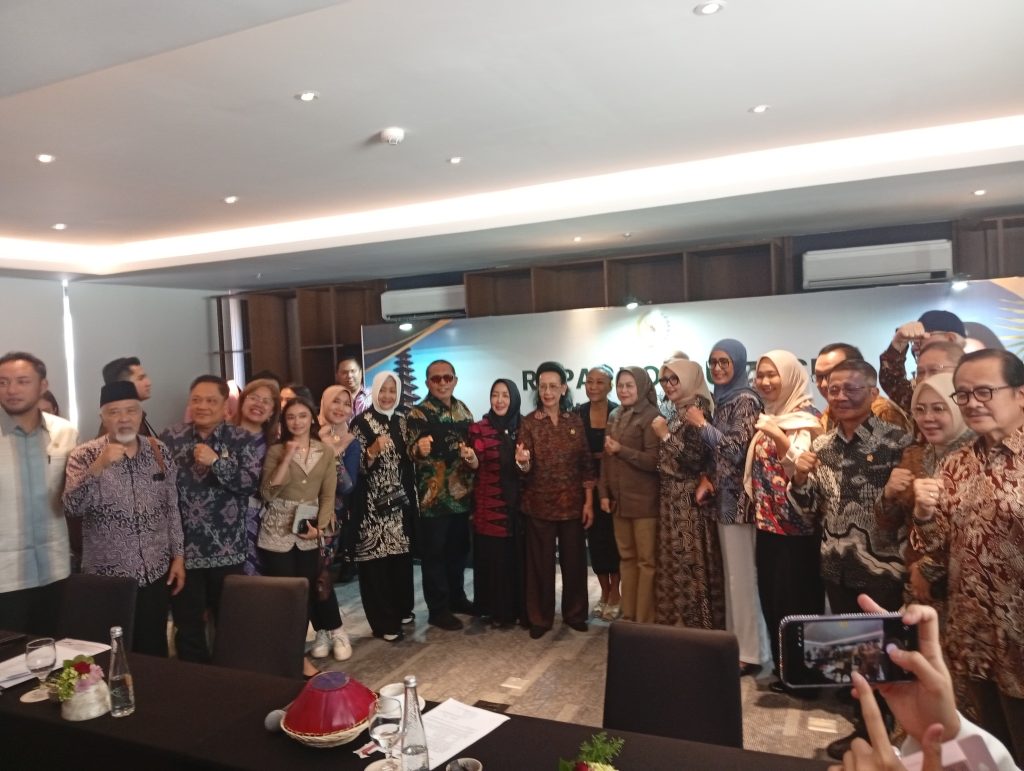 Foto bersama DPD RI usai Rapat dengan Kementerian Koordinator Bidang Perekonomian di Hotel The Meru Sanur, Denpasar, Kamis (2/7).