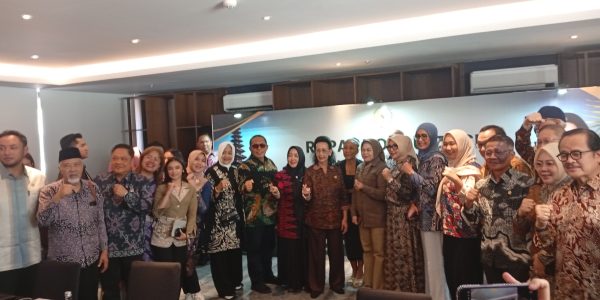 Foto bersama DPD RI usai Rapat dengan Kementerian Koordinator Bidang Perekonomian di Hotel The Meru Sanur, Denpasar, Kamis (2/7).