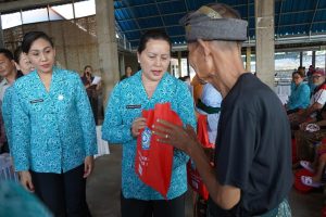 Seniasih Giri Prasta Menyerahkan Bantuan kepada Lansia.