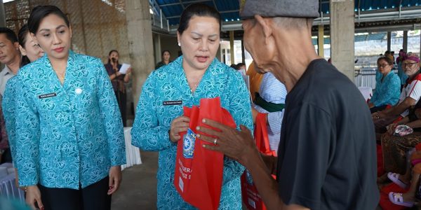 Seniasih Giri Prasta Menyerahkan Bantuan kepada Lansia.