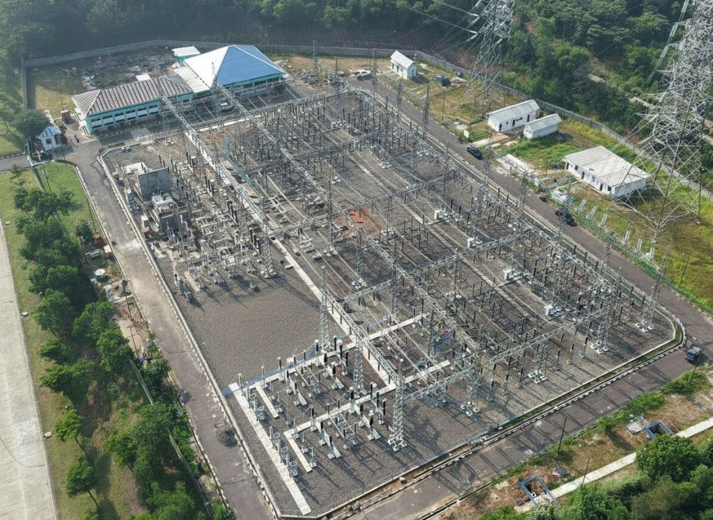 Tampak udara Gardu Induk 150 kilovolt (kV) Margakarya di Karawang International Industrial City (KIIC), Jawa Barat yang melayani suplai listrik ke industri data center di kawasan tersebut.