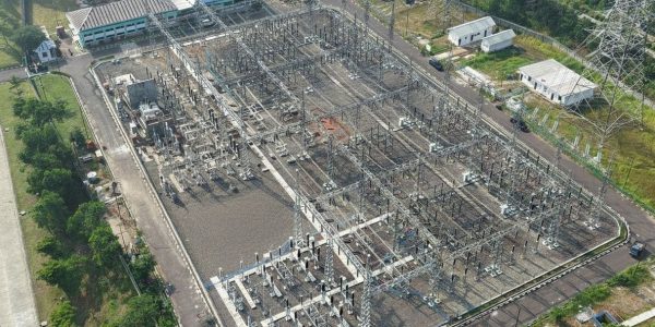 Tampak udara Gardu Induk 150 kilovolt (kV) Margakarya di Karawang International Industrial City (KIIC), Jawa Barat yang melayani suplai listrik ke industri data center di kawasan tersebut.