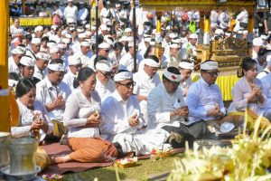 Jajaran Pemkot Denpasar yang dipimpin Wali Kota Denpasar, I Gusti Ngurah Jaya Negara bersama Wakil Wali Kota Denpasar, I Kadek Agus Arya Wibawa, Sekda Kota Denpasar, I Gusti Ngurah Eddy Mulya saat melaksanakan Bhakti Penganyar serangkaian Piodalan Satunggil Warsa di Pura Mandhara Giri Semeru Agung, Lumajang bertepatan dengan Rahina Redite Pon Wuku Medangsia, Minggu (5/7).