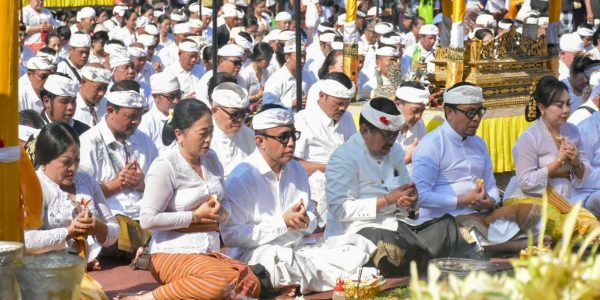 Jajaran Pemkot Denpasar yang dipimpin Wali Kota Denpasar, I Gusti Ngurah Jaya Negara bersama Wakil Wali Kota Denpasar, I Kadek Agus Arya Wibawa, Sekda Kota Denpasar, I Gusti Ngurah Eddy Mulya saat melaksanakan Bhakti Penganyar serangkaian Piodalan Satunggil Warsa di Pura Mandhara Giri Semeru Agung, Lumajang bertepatan dengan Rahina Redite Pon Wuku Medangsia, Minggu (5/7).