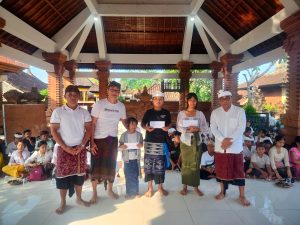 Penyerahan secara simbolis dana motivasi pendidikan kepada murid baru krama Desa Adat Penatih Puri di Wantilan Desa Adat Penatih Puri, Minggu (5/7).