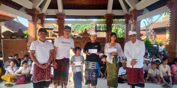 Penyerahan secara simbolis dana motivasi pendidikan kepada murid baru krama Desa Adat Penatih Puri di Wantilan Desa Adat Penatih Puri, Minggu (5/7).