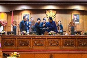 Rapat Paripurna DPDR Badung, Senin (6/7).