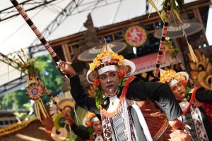 Penari Baris dalam Garapan Revitalisasi Kesenian Klasik dari Komunitas Seni Grahasta Bawera, Banjar Pengayehan, Desa Munggu, Kecamatan Mengwi, Badung.