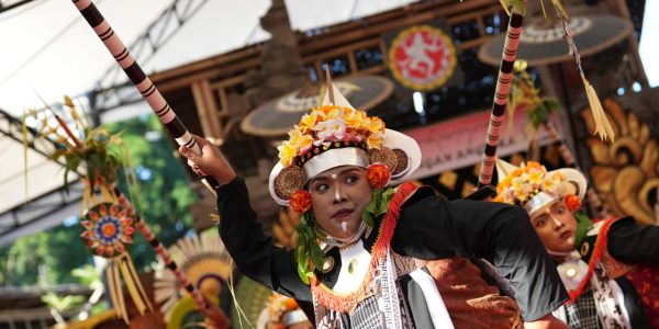 Penari Baris dalam Garapan Revitalisasi Kesenian Klasik dari Komunitas Seni Grahasta Bawera, Banjar Pengayehan, Desa Munggu, Kecamatan Mengwi, Badung.