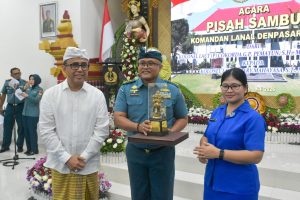 Wali Kota Denpasar, I Gusti Ngurah Jaya Negara saat menghadiri acara Serah Terima Jabatan (Sertijab) sekaligus Pisah Sambut Komandan Pangkalan TNI Angkatan Laut (Danlanal) Denpasar dari Kolonel Laut (P) Cokorda G.P. Pemayun, M.Sc., M.Tr.Hanla kepada Kolonel Laut (P) Ary Mahayasa, S.T., M.M.S., yang berlangsung di Markas Komando Lanal Denpasar, Selasa (7/7).