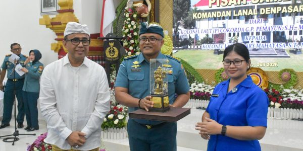 Wali Kota Denpasar, I Gusti Ngurah Jaya Negara saat menghadiri acara Serah Terima Jabatan (Sertijab) sekaligus Pisah Sambut Komandan Pangkalan TNI Angkatan Laut (Danlanal) Denpasar dari Kolonel Laut (P) Cokorda G.P. Pemayun, M.Sc., M.Tr.Hanla kepada Kolonel Laut (P) Ary Mahayasa, S.T., M.M.S., yang berlangsung di Markas Komando Lanal Denpasar, Selasa (7/7).