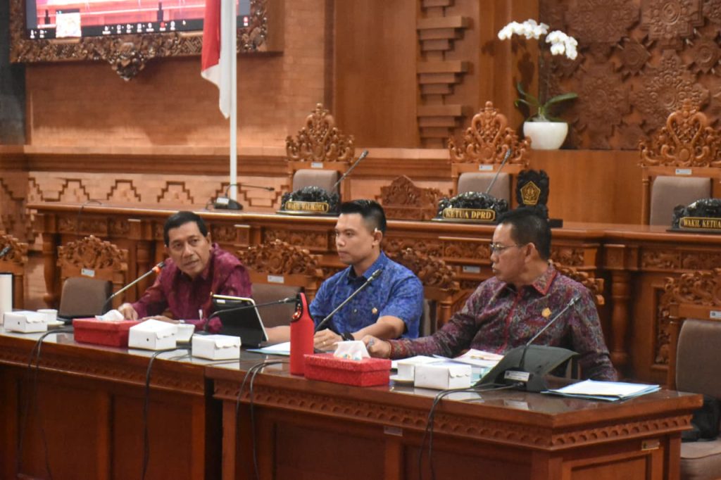 Sekda Kota Denpasar, I Gusti Ngurah Eddy Mulya, menyampaikan tanggapan pada Rapat Kerja Pansus IV DPRD Kota Denpasar terkait Pertanggungjawaban APBD 2025, Selasa (7/7).