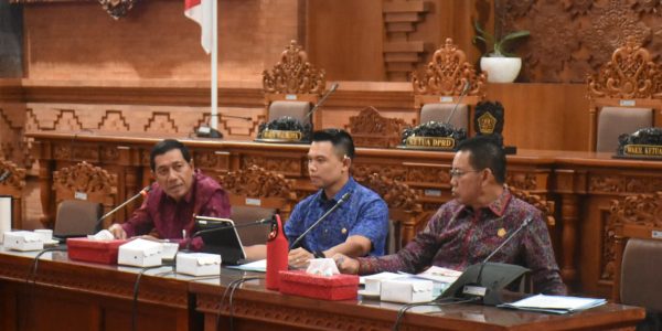 Sekda Kota Denpasar, I Gusti Ngurah Eddy Mulya, menyampaikan tanggapan pada Rapat Kerja Pansus IV DPRD Kota Denpasar terkait Pertanggungjawaban APBD 2025, Selasa (7/7).