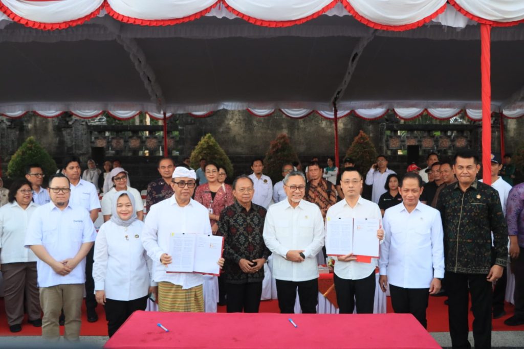 Wali Kota Denpasar I Gusti Ngurah Jaya Negara teken PKS Proyek PSEL bersama Danantara, serta penandatanganan Berita Acara Serah Terima (BAST) lahan proyek kepada PT Weiming Nusantara Bali New Energy sebagai Badan Usaha Pelaksana Proyek (BUPP), Selasa (7/7), di Lapangan Niti Mandala Renon, Denpasar.