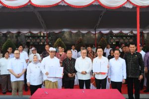 Wali Kota Denpasar I Gusti Ngurah Jaya Negara teken PKS Proyek PSEL bersama Danantara, serta penandatanganan Berita Acara Serah Terima (BAST) lahan proyek kepada PT Weiming Nusantara Bali New Energy sebagai Badan Usaha Pelaksana Proyek (BUPP), Selasa (7/7), di Lapangan Niti Mandala Renon, Denpasar.