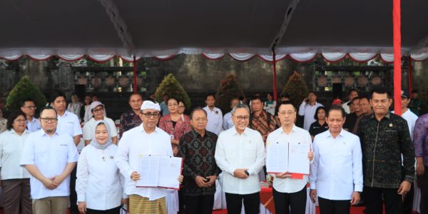 Wali Kota Denpasar I Gusti Ngurah Jaya Negara teken PKS Proyek PSEL bersama Danantara, serta penandatanganan Berita Acara Serah Terima (BAST) lahan proyek kepada PT Weiming Nusantara Bali New Energy sebagai Badan Usaha Pelaksana Proyek (BUPP), Selasa (7/7), di Lapangan Niti Mandala Renon, Denpasar.