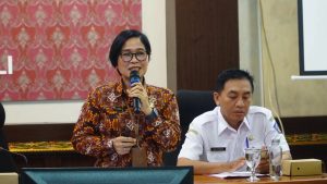 Kepala Perwakilan BKKBN Provinsi Bali, Dr. dr. Ni Luh Gede Sukardiasih (pegang mike) saat paparan. (Ist)