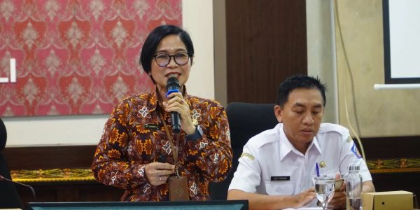 Kepala Perwakilan BKKBN Provinsi Bali, Dr. dr. Ni Luh Gede Sukardiasih (pegang mike) saat paparan. (Ist)