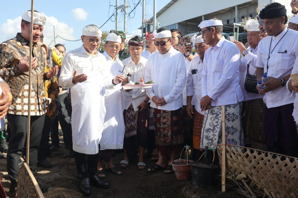 Wali Kota Denpasar, I Gusti Ngurah Jaya Negar bersama Wakil Wali Kota Denpasar, I Kadek Agus Arya Wibawa saat menghadiri seremoni peresmian pembangunan (groundbreaking) yang ditandai dengan menuangkan sampah ke tempat pembuangan sampah di Kawasan Kelurahan Pedungan, Denpasar Selatan, Rabu (8/7).