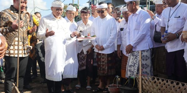 Wali Kota Denpasar, I Gusti Ngurah Jaya Negar bersama Wakil Wali Kota Denpasar, I Kadek Agus Arya Wibawa saat menghadiri seremoni peresmian pembangunan (groundbreaking) yang ditandai dengan menuangkan sampah ke tempat pembuangan sampah di Kawasan Kelurahan Pedungan, Denpasar Selatan, Rabu (8/7).