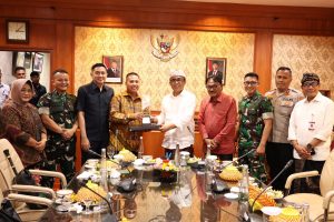 Wali Kota Denpasar I Gusti Ngurah Jaya Negara didampingi Forum Komunikasi Pimpinan Daerah (Forkopimda) Kota Denpasar menerima kunjungan kerja (kunker) Wali Kota Padang Panjang, Provinsi Sumatra Barat, H. Hendri Arnis didampingi Forkopimda serta pejabat OPD, di Ruang Rapat Wali Kota Denpasar, Rabu (8/7).
