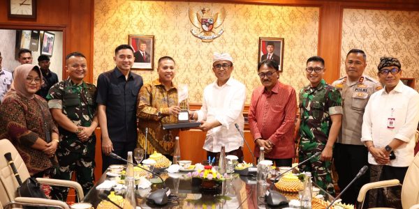Wali Kota Denpasar I Gusti Ngurah Jaya Negara didampingi Forum Komunikasi Pimpinan Daerah (Forkopimda) Kota Denpasar menerima kunjungan kerja (kunker) Wali Kota Padang Panjang, Provinsi Sumatra Barat, H. Hendri Arnis didampingi Forkopimda serta pejabat OPD, di Ruang Rapat Wali Kota Denpasar, Rabu (8/7).