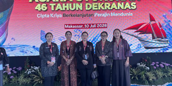 Ketua Dekranasda Kota Denpasar, Ny. Sagung Antari Jaya Negara, didampingi Wakil Ketua Dekranasda Kota Denpasar, Ny. Ayu Kristi Arya Wibawa, serta Wakil Ketua Harian Dekranasda Kota Denpasar, Ny. Gusti Ayu Putu Suwandewi Eddy Mulya, menghadiri Acara Syukuran Hari Ulang Tahun (HUT) Ke-46 Dewan Kerajinan Nasional (Dekranas).