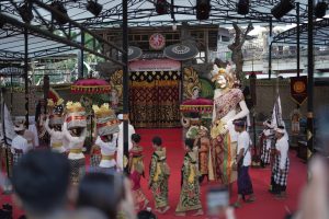Sanggar Tari Rare Cili Kedonganan, Badung pentas Kalangan Angsoka Art Center.