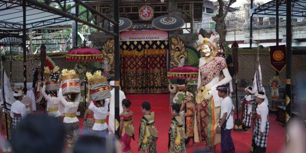 Sanggar Tari Rare Cili Kedonganan, Badung pentas Kalangan Angsoka Art Center.