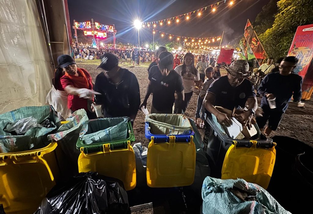 Suasana pengolahan sampah berbasis sumber pada pelaksanaan D'Youth Fest 6.0 di Kawasan Lapangan Puputan I Gusti Ngurah Made Agung Denasar, Sabtu (11/7).