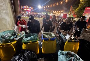 Suasana pengolahan sampah berbasis sumber pada pelaksanaan D'Youth Fest 6.0 di Kawasan Lapangan Puputan I Gusti Ngurah Made Agung Denasar, Sabtu (11/7).