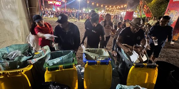 Suasana pengolahan sampah berbasis sumber pada pelaksanaan D'Youth Fest 6.0 di Kawasan Lapangan Puputan I Gusti Ngurah Made Agung Denasar, Sabtu (11/7).