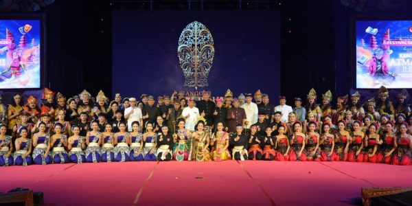Wali Kota Denpasar I Gusti Ngurah Jaya Negara bersama Gubernur Bali Wayan Koster menghadiri Penutupan Pesta Kesenian Bali (PKB) XLVIII Tahun 2026 sekaligus Pembukaan Festival Seni Bali Jani 2026 di Panggung Terbuka Ardha Candra, Art Center Denpasar, Sabtu (11/7).