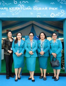 Ketua Tim Penggerak PKK Kota Denpasar, Ny. Sagung Antari Jaya Negara, didampingi Sekretaris I TP PKK Kota Denpasar, Ny. Ayu Kristi Arya Wibawa, saat menghadiri Puncak Peringatan Hari Kesatuan Gerak (HKG) PKK ke-54.