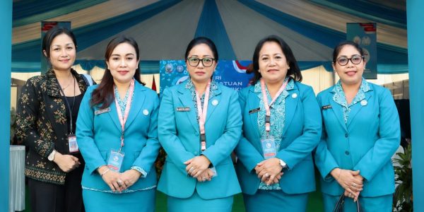 Ketua Tim Penggerak PKK Kota Denpasar, Ny. Sagung Antari Jaya Negara, didampingi Sekretaris I TP PKK Kota Denpasar, Ny. Ayu Kristi Arya Wibawa, saat menghadiri Puncak Peringatan Hari Kesatuan Gerak (HKG) PKK ke-54.