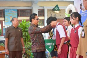 Wakil Wali Kota Denpasar, I Kadek Agus Arya Wibawa saat membuka secara resmi membuka Masa Pengenalan Lingkungan Sekolah (MPLS) Serentak Kota Denpasar Tahun Ajaran 2026/2027 di SMP Negeri 4 Denpasar, Senin (13/7).