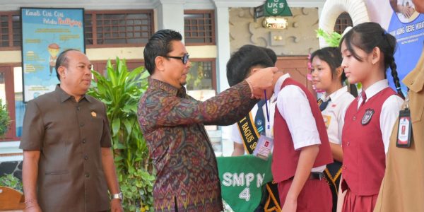 Wakil Wali Kota Denpasar, I Kadek Agus Arya Wibawa saat membuka secara resmi membuka Masa Pengenalan Lingkungan Sekolah (MPLS) Serentak Kota Denpasar Tahun Ajaran 2026/2027 di SMP Negeri 4 Denpasar, Senin (13/7).