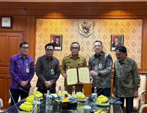 Walikota Denpasar, IGN Jaya Negara saat melaksanakan penandatangan Memorandum of Understanding (MoU) Sister City sebagai bentuk kerja sama "sister city" dengan Pemerintah Kota Piraeus, Yunani dilaksanakan secara hybrid di Kantor Walikota Denpasar, pada Senin (13/7).
