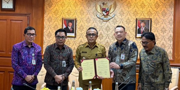 Walikota Denpasar, IGN Jaya Negara saat melaksanakan penandatangan Memorandum of Understanding (MoU) Sister City sebagai bentuk kerja sama "sister city" dengan Pemerintah Kota Piraeus, Yunani dilaksanakan secara hybrid di Kantor Walikota Denpasar, pada Senin (13/7).