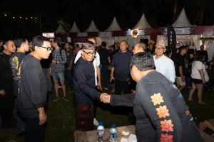 Wali Kota Denpasar, I Gusti Ngurah Jaya Negara, menyapa pelaku UMKM saat meninjau D'Youth Fest 6.0 yang menjadi etalase kreativitas dan kolaborasi ekonomi kreatif Kota Denpasar.