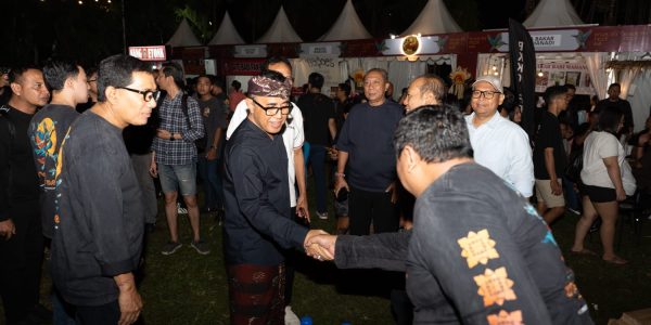 Wali Kota Denpasar, I Gusti Ngurah Jaya Negara, menyapa pelaku UMKM saat meninjau D'Youth Fest 6.0 yang menjadi etalase kreativitas dan kolaborasi ekonomi kreatif Kota Denpasar.