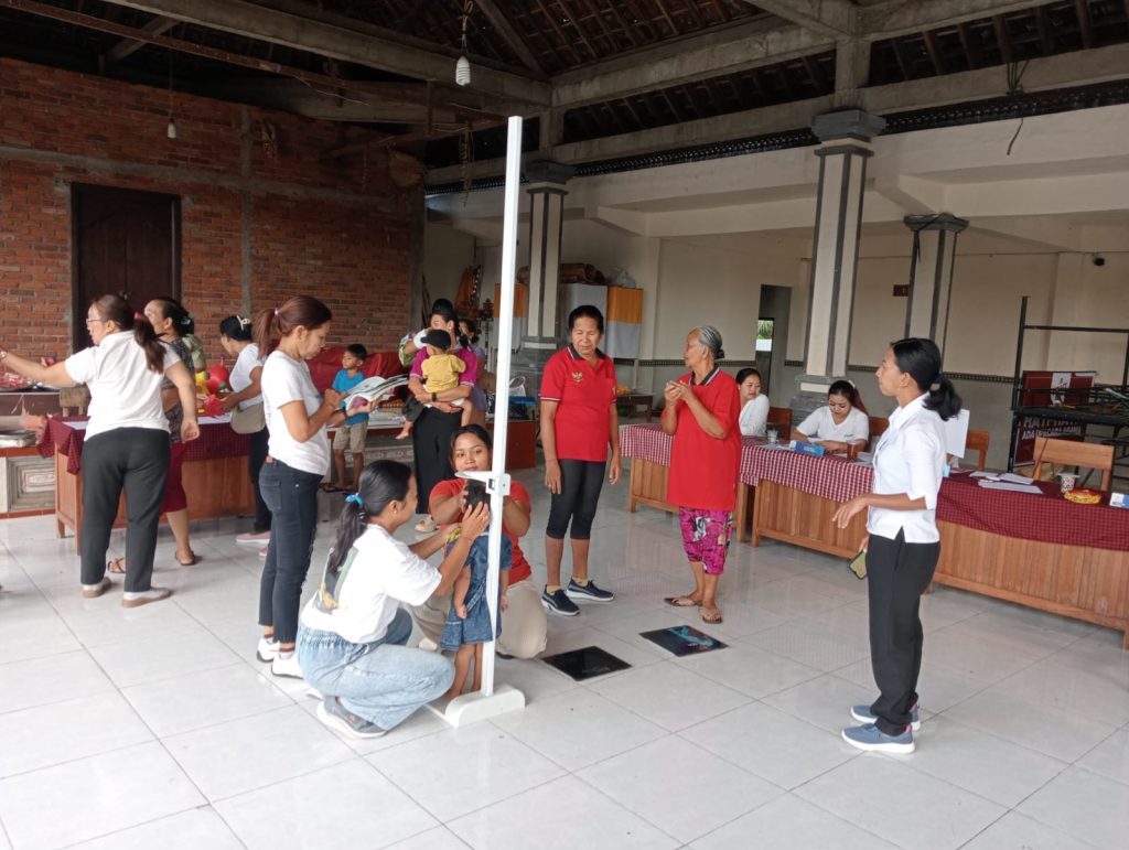 Kader Posyandu 6 SPM Banjar Kemenuh Kangin, Desa Kemenuh, Kecamatan Sukawati, Gianyar saat melaksanakan Pelayanan Balita.