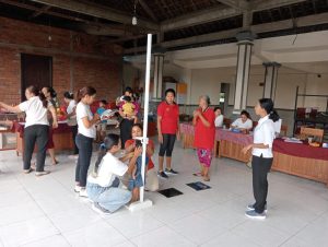 Kader Posyandu 6 SPM Banjar Kemenuh Kangin, Desa Kemenuh, Kecamatan Sukawati, Gianyar saat melaksanakan Pelayanan Balita.