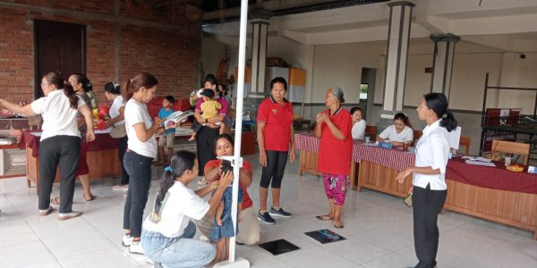 Kader Posyandu 6 SPM Banjar Kemenuh Kangin, Desa Kemenuh, Kecamatan Sukawati, Gianyar saat melaksanakan Pelayanan Balita.