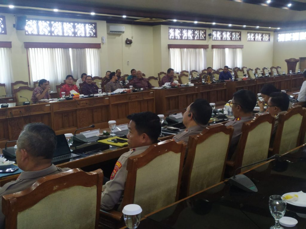Rapat Koordinasi Pengamanan dan Ketertiban Masyarakat yang digelar di Gedung DPRD Bali, Senin (13/7/2026).